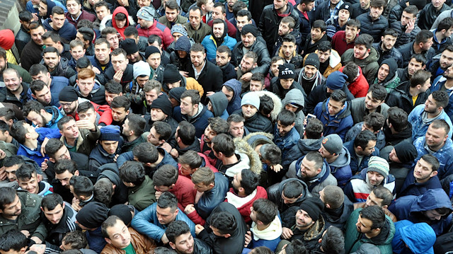 İŞKUR sırasında metrelerce kuyruk oluştu