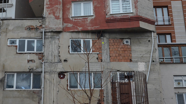 Bağcılar'da görenleri şaşkına çeviren bina