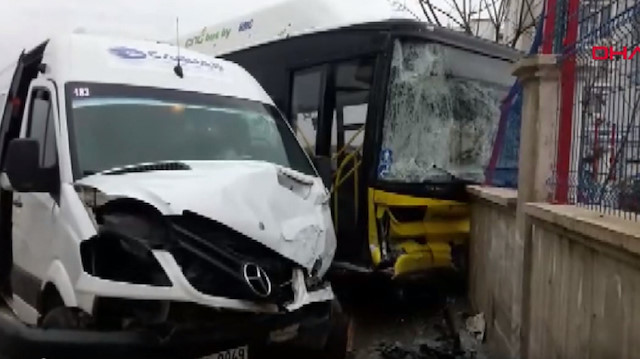 Diyarbakır'da çarpışan halk otobüsü ile minibüs