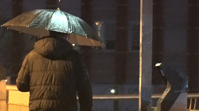 İstanbul'da dün başlayan yağış devam ediyor.