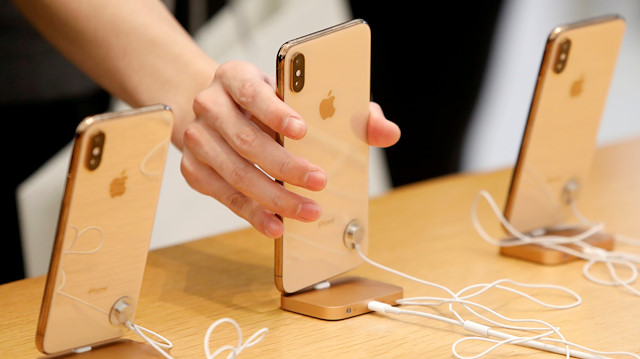 Apple Store mağazasında teşhir edilen iPhone XS'ler.