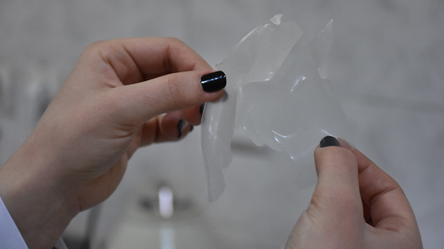 Üniversiye öğrencilerinin geliştirdiği plastik madde hem yenilebiliyor hemde doğada kalıntı bırakmıyor.