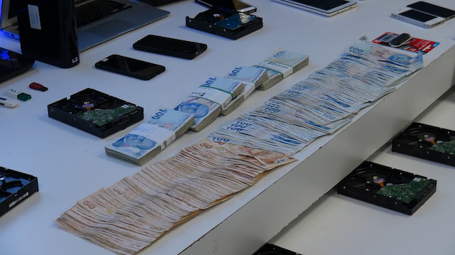 Çetenin vurgun yaparak ele geçirdiği paralar emniyette sergilendi.