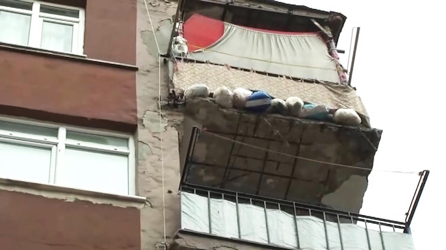 Bahçelievlerde 7 katlı bir bina yıkılma tehlikesi nedeniyle boşaltıldı