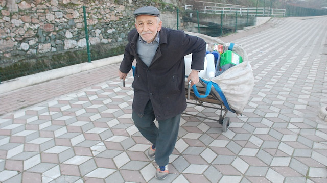 75 yaşında sokak sokak plastik topluyor