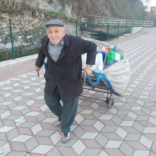75 yaşında sokak sokak plastik topluyor