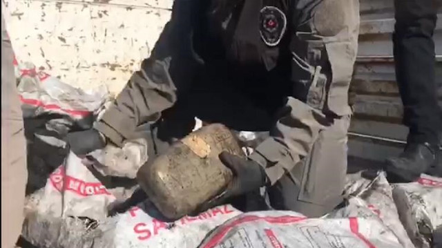 Narkotik şube ekipleri, operasyonda 69 kilogram esrar ele geçirdi.