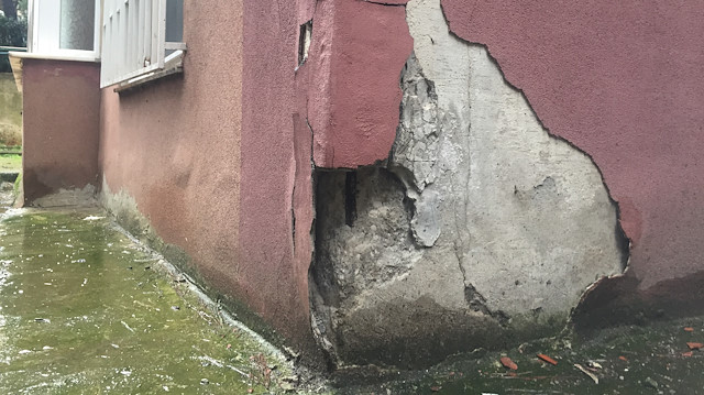 Binaların duvardaki çatlak devamlı büyüyor.