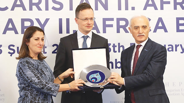 DEİK Türkiye-Macaristan 2. Afrika İş Forumu, İstanbul’da düzenlendi. Foruma, Ticaret Bakan Yardımcısı Gonca Yılmaz Batur’un yanı sıra, Macaristan Dışişleri ve Dış Ticaret Bakanı Peter Szijjarto (ortada) ve DEİK Başkanı Nail Olpak da katıldı. Batur ve Olpak katılımından dolayı, Szijjarto’ya teşekkür hediyesi takdim etti.