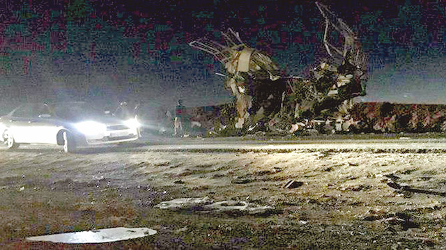 Yanında bombalı araç patlatılan otobüs enkaz yığınına döndü.