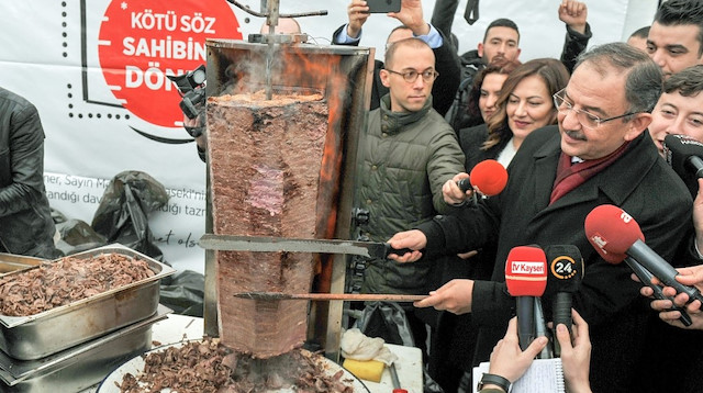 Özhaseki Kılıçdaroğlu'ndan kazandığı tazminatla döner ziyafeti verdi
