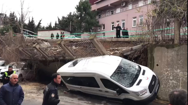 Beykoz'da istinat duvarı araçların üzerine yıkıldı