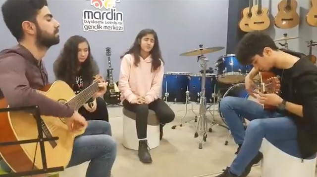 Mardinli gençler Değmen Benim Gamlı Yaslı Gönlüme'yi seslendirdi