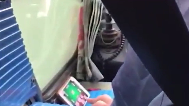 Direksiyon başında okey oynayan halk otobüsü şoförü yakalandı