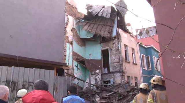 Four-story building collapses in Istanbul