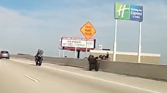 Kaza yapan motosikletli köprüden düşerek hayatını kaybetti