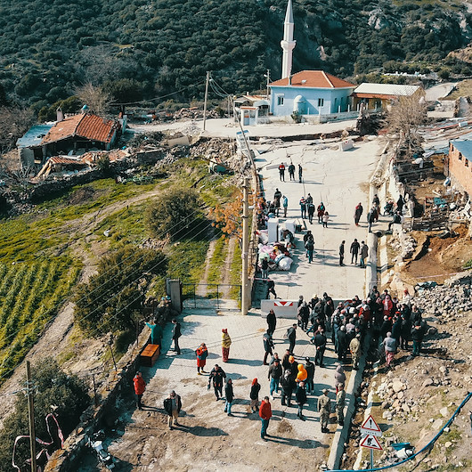 İzmir'de toprak kayması sonucu 12 ev tahliye edildi