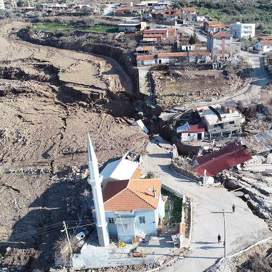 İzmir'de heyelan sonrası korkutan görüntü: Adeta ikiye bölündü