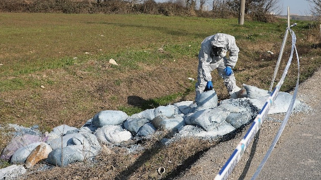 Göl havzasına bırakılan 60 çuval sanayi atığı zehirliymiş