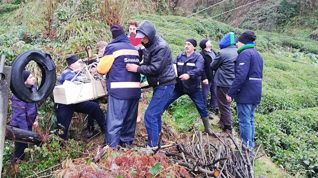 Cenaze ilkel teleferikle böyle taşındı.