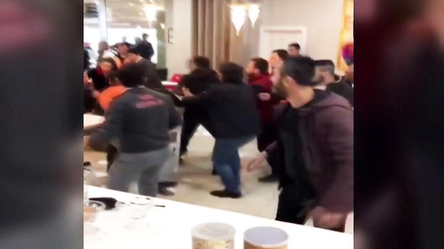 Kafede iki grup birbirine girdi: 3 kişi bıçakla yaralandı