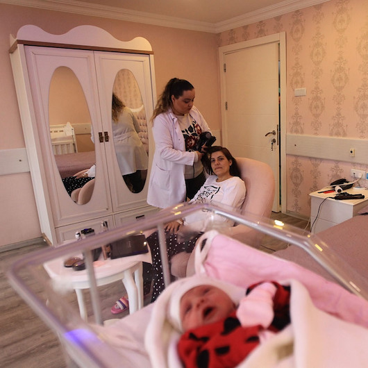 Beş yıldızlı hastane odasında annelere kuaför hizmeti