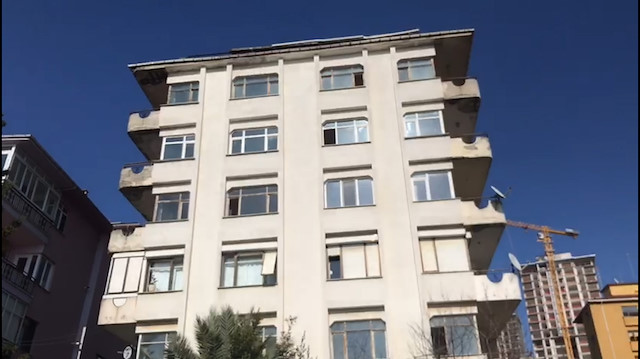 Yana ve öne doğru eğimli bina görenleri şaşırtıyor