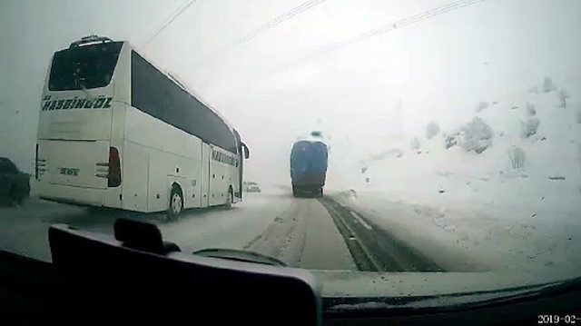 Otobüs ile otomobil kafa kafaya çarpıştı.