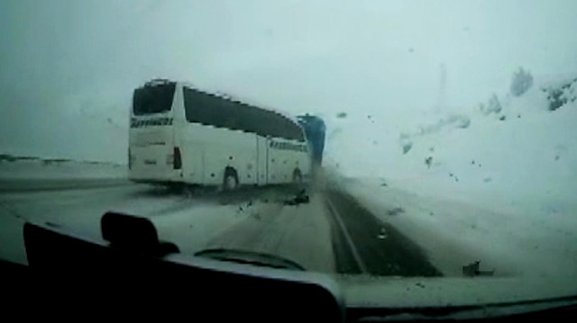 Otomobil ile otobüs çarpıştı: 1 ölü
