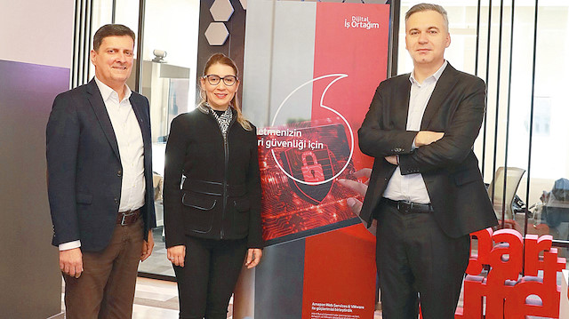 Murat Mediçeler (Soldan 1), Meltem Bakiler Şahin (Soldan 2) ve Tony Van Den Berg (Soldan 3)