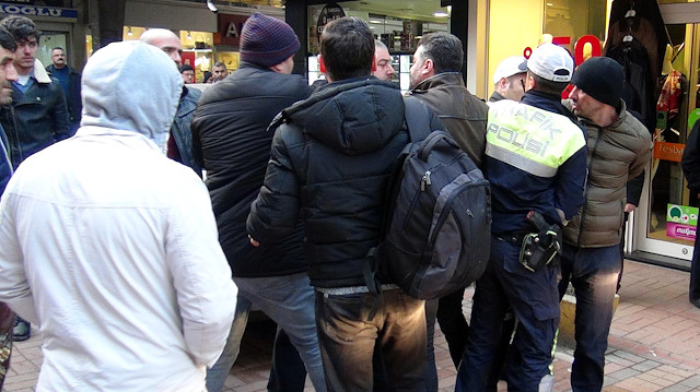 Öfkeli kalabalığın linç etmek istediği Nazmi A.'yı polis kurtardı.