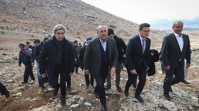 Bakan Çavuşoğlu’dan Nöbet dizisi setine ziyaret