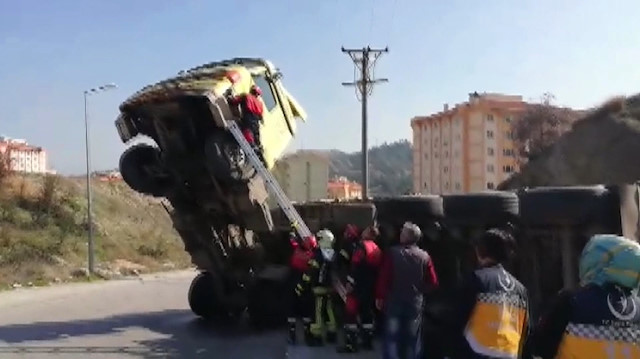Tomruk yüklü TIR şaha kalktı