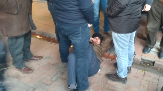 Sokak ortasında eşini darp eden adama esnaf dayağı
