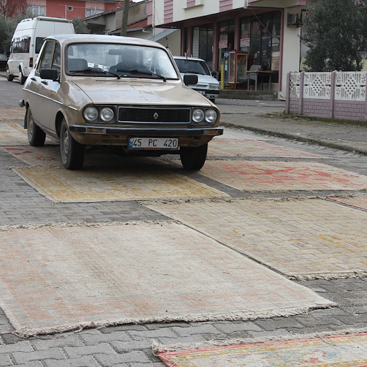 Üzerinden araba geçen halıların değeri artıyor