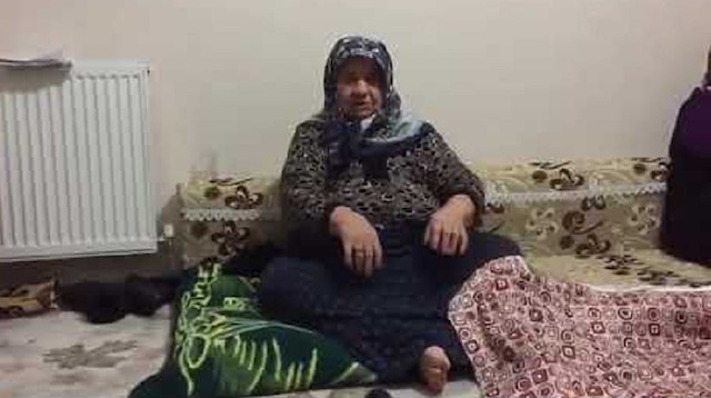 Yılan gören kadının heyecanlı halleri güldürüyor