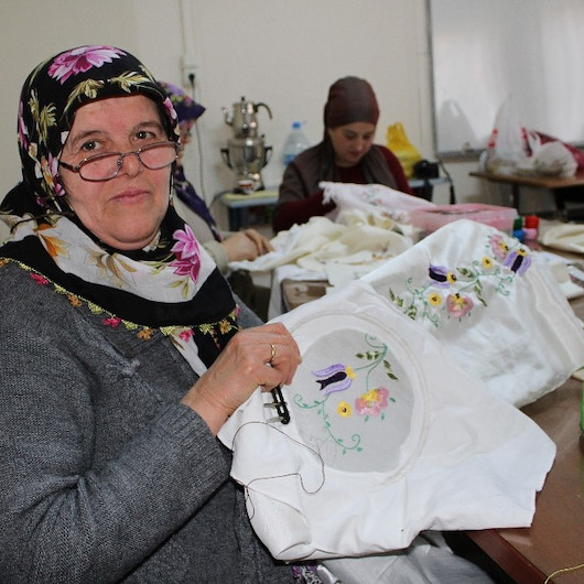 Hem meslek öğreniyorlar hem para kazanıyorlar