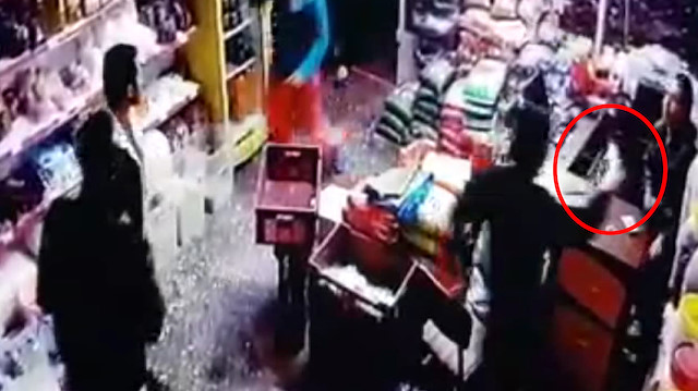 Komando bıçağıyla gasp güvenlik kamerasında