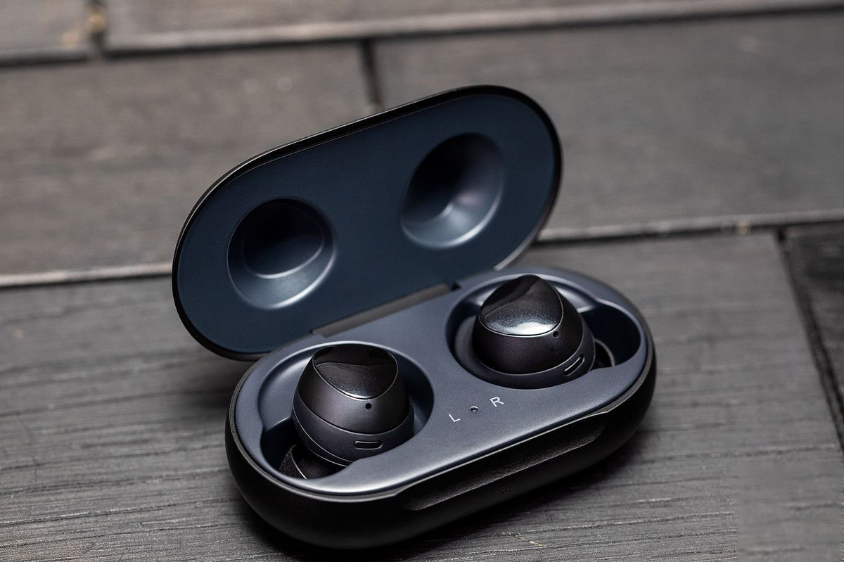 Galaxy buds отличия. Samsung Galaxy Buds SM-r170. Беспроводные наушники Samsung Galaxy Buds. Samsung Galaxy Buds 1. Наушники Samsung Galaxy Buds 1.