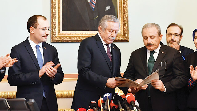 Şentop adaylık başvuru dilekçesini TBMM Başkanvekili Celal Adan’a verdi.
