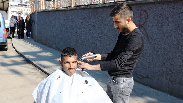 Sokak ortasında gönüllü berberlik
