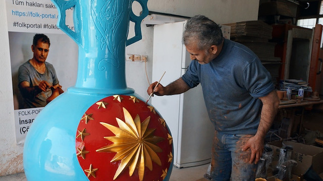 فنان تركي يصنع أغرب مزهرية بالعالم ويريد إهداءها لأردوغان