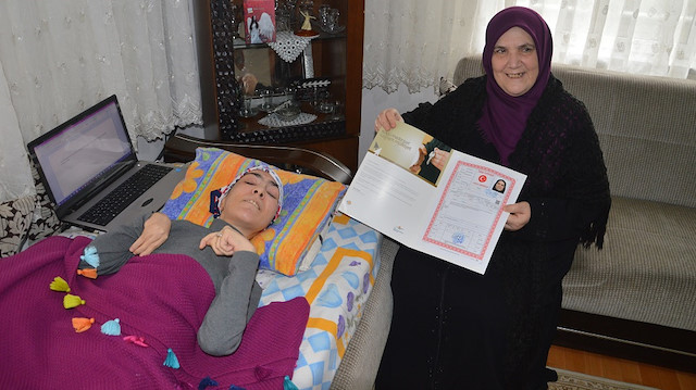 Tek parmağıyla kitap yazdı annesine ev aldı