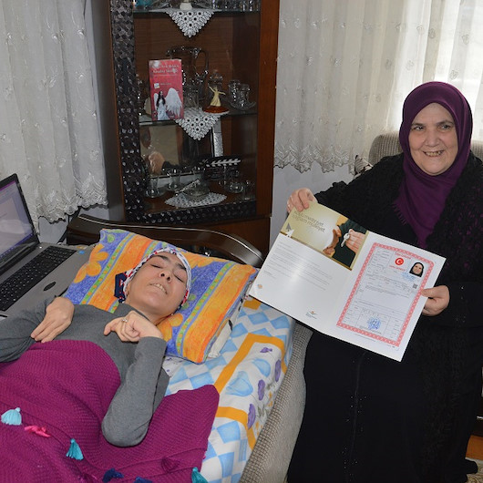 Tek parmağıyla kitap yazdı annesine ev aldı
