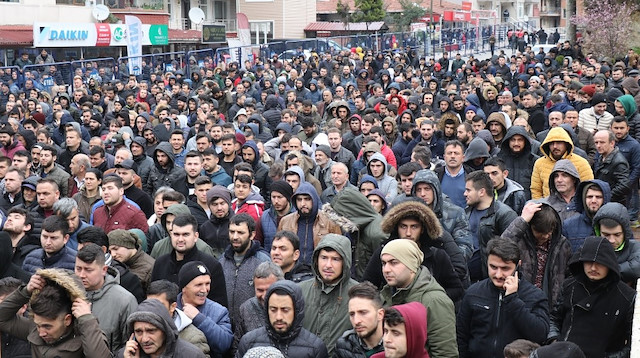 Binlerce genç kura çekimini saatlerce dışarıda bekleyerek takip etti.