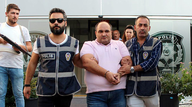 ÃlÃ¼m bÃ¼yÃ¼sÃ¼ davasÄ±nda tutuklanan sanÄ±klardan biri emniyetten mahkemeye gÃ¶tÃ¼rÃ¼lÃ¼rken.