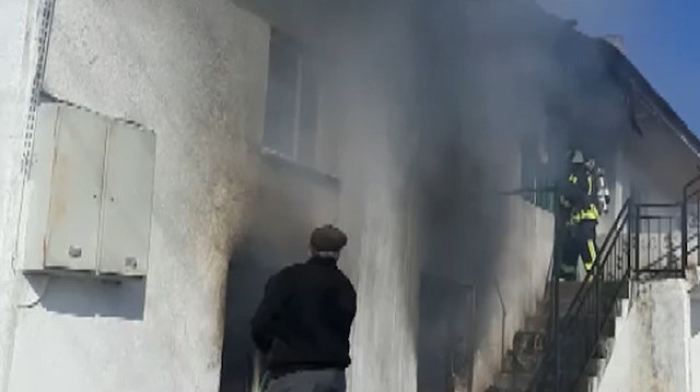 Gözyaşları içerisinde evinin yanışını izledi