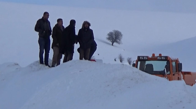 İş makinelerinin üzerine çığ düştü