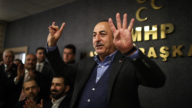 Bakan Çavuşoğlundan bozkurt işareti açıklaması