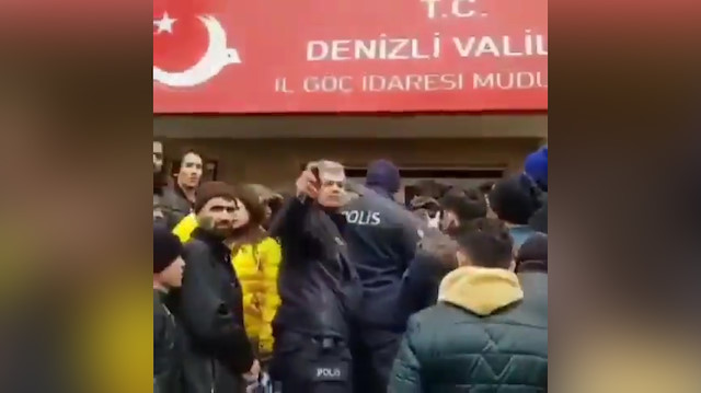 Polisten mültecilere tepki çeken müdahale